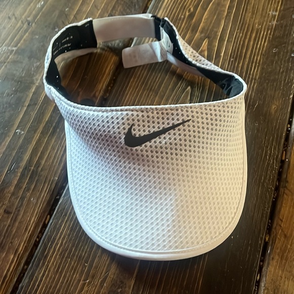Nike Women’s Visor - Picture 1 of 3